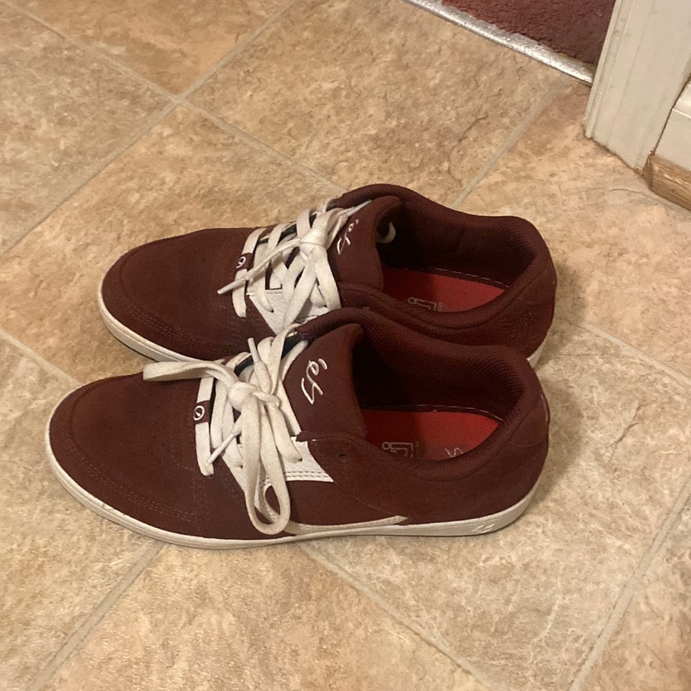 ‘Es footwear accel slim maroon/white